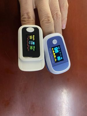 โรงพยาบาลการแพทย์ OLED Fingertip Pulse Oximeter สําหรับผู้ใหญ่ คลินิกเด็ก ติดตามออกซิเจนในเลือด
