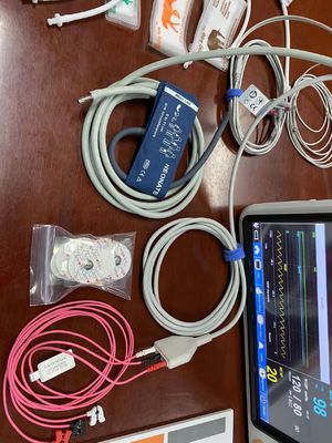 12.1 นิ้ว โมดูเลอเรต นิวอัตเนต ปาเซนต์ มอนิเตอร์ ด้วย 3 สาย ECG NIBP SPO2 มาตรฐาน
