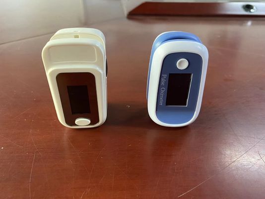 เครื่องวัดอ๊อกซิมเมตรกระแทกปลายนิ้ว OLED ขนาดเล็ก ปรับได้ด้วยมือ สําหรับการติดตามกระแทก SpO2