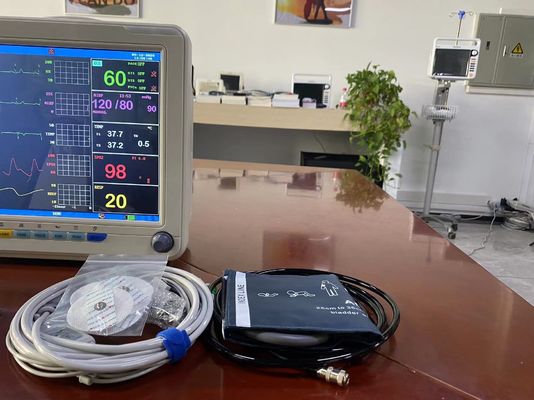 ปิดสีขาว มอนิเตอร์สัญลักษณ์ชีวิตที่พกพาพร้อมกับ ECG SPO2 NIBP และการวัดอุณหภูมิ